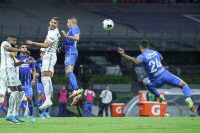 Juna Escobar (N° 24) en el momento de encorvar su cuerpo para rematar el balón y anotar un golazo ante Pumas