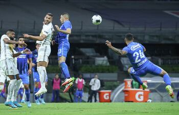 Juna Escobar (N° 24) en el momento de encorvar su cuerpo para rematar el balón y anotar un golazo ante Pumas