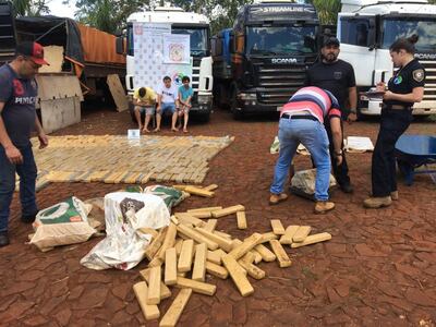 Durante el operativo se incautaron 1.150 kilos de marihuana y se detuvo a tres personas.