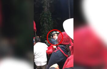 El diputado Miguel Cuevas en medio de la aglomeración de personas, violando las normas sanitarias.