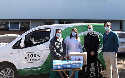 Autoridades del Hospital San Pablo recibieron las mascarillas de Camilo Carrizosa  y Pablo Pascuali.