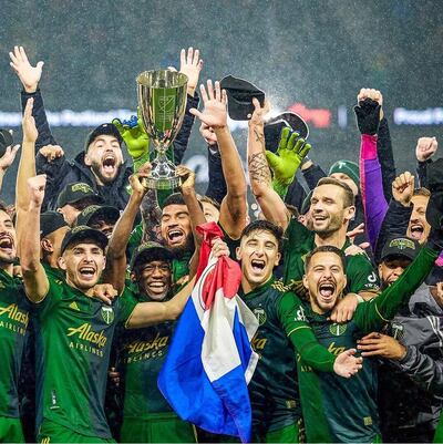 Cristhian Paredes, con la bandera paraguaya en mano, festeja con sus compañeros del Portland Timbers el título de la Conferencia Oeste de la MLS.