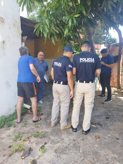 Efectivos de Homicidios toman nota en el sitio donde encontraron muerto al joven buscado por el crimen de la abogada Eva Vázquez