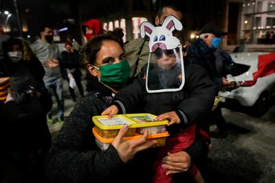 Personas con mascarillas participan de una "olla popular" en Montevideo, Uruguay.