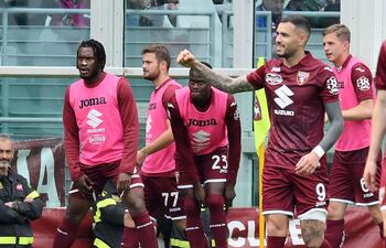Antonio Sanabria celebra tras anotar ayer el gol del empate para Torino ante Fiorentina.
