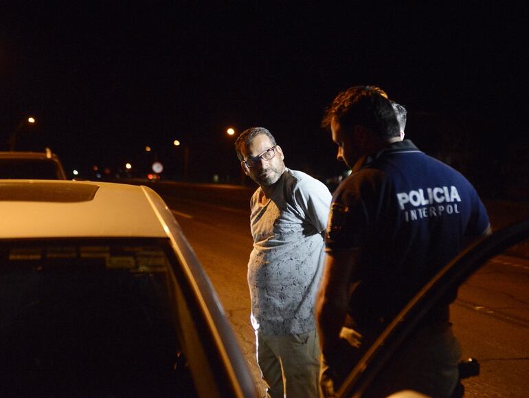 El ciudadano uruguayo César Dari González Figueira conversa con un agente de la Policía Nacional. Asegura que no estaba traficando droga.