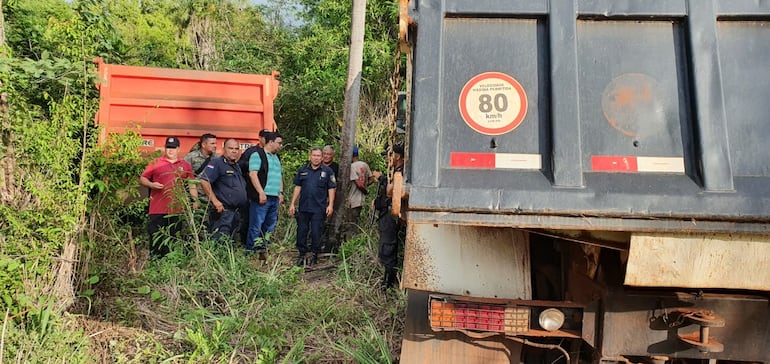 Camiones robados en Brasil y encontrados en una zona boscosa de la estancia San Fernando, distrito de Capitán Bado.
