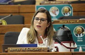 La diputada Kattya González acusó que el pedido de préstamo era un intento nuevo de "plata je'u" y esto motivó que se levante la sesión.