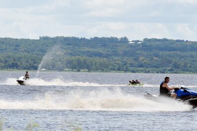 Diversión extrema en el lago Ypacaraí, para todas las edades.