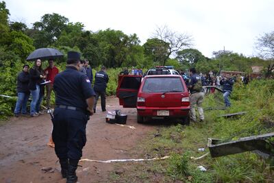 El auto Fiat, en cuyo interior fue encontrado muerto el comerciante Pedro Regalado Escurra, en la zona de San Antonio.