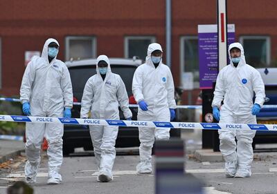 Investigadores forenses en el sitio de la explosión en Liverpool.