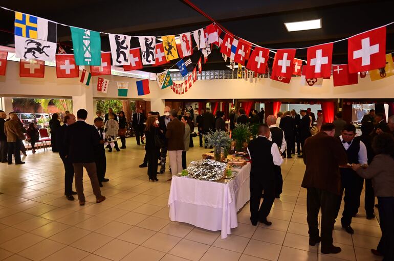 El menú con gran variedad de quesos suizos, acompañados de salsas típicas fue preparado por el chef suizo Bernard Gerber. 
