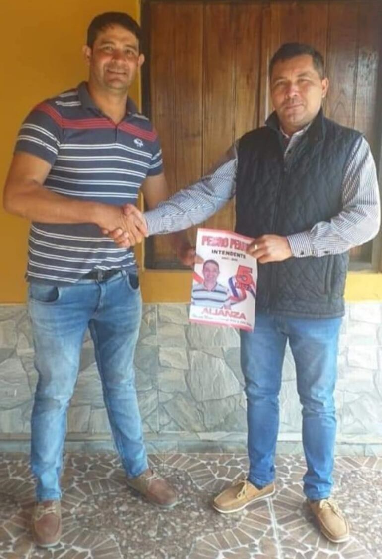 El candidato a intendente de María Antonia,Pedro Penayo Otazú,de la Alianza acompañado del candidato renunciante del PRF, Sixto Daniel Fernández Ramírez