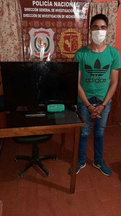 Víctor Hugo Bogado Aguayo (29), detenido y puesto a posar con los objetos robados y recuperados. El hombre tenía prisión domiciliaria.