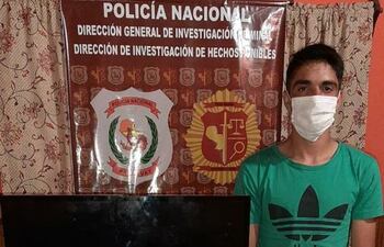 Víctor Hugo Bogado Aguayo (29), detenido y puesto a posar con los objetos robados y recuperados. El hombre tenía prisión domiciliaria.