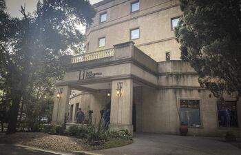 Fotografía de la entrada al hotel donde se encuentran los cinco iraníes tripulantes de un avión sancionado por los Estados Unidos, en la localidad de Canning Ezeiza, Argentina.
