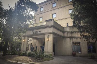 Entrada al hotel donde se encuentran los cinco iraníes tripulantes de un avión sancionado por los Estados Unidos, hoy, en la localidad de Canning Ezeiza (Argentina).