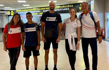 La delegación paraguaya en el aeropuerto Silvio Pettirossi antes de la partida a Chile.