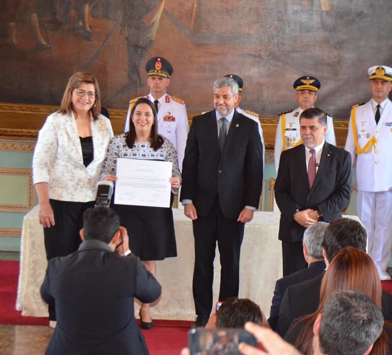 Momento de la entrega de certificados por el Premio Nacional de Ciencias 2022 en el Palacio de López. (gentileza).