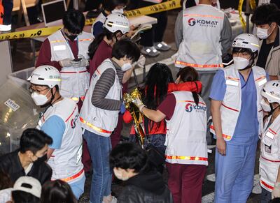 Seoul (Korea, Republic Of), 29/10/2022.- Medical workers attend to victims following a deadly stampede the previous day during Halloween celebrations, in Seoul's Itaewon district, in Seoul, South Korea, 30 October 2022. (Corea del Sur, Seúl) EFE/EPA/YONHAP SOUTH KOREA OUT
