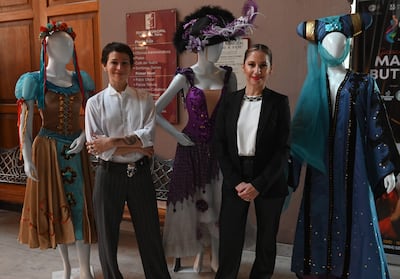 Florencia Soerensen y Patricia Bonnin junto a tres de los trajes que formarán parte de la muestra "A telón abierto".