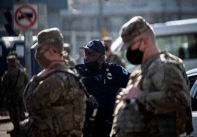 Policías y miembros de la Guardia Nacional de los Estados Unidos en las inmediaciones del Capitolio de Washington, este jueves.