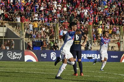 Robert Morales celebrando el único tanto de la victoria de Cerro Porteño ante Trinidense, en el Villa Alegre.