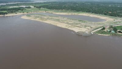 Vista aérea de la laguna quieta del complejo inmobiliario en Remansito, Villa Hayes.