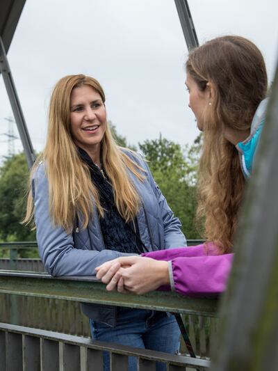 Cuando el estrés laboral amenaza con dominar el día a día, ayuda conversar de otros temas con los amigos de siempre.