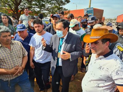 El fiscal Edgar Benítez llegó con un importante contingente policial para despejar la ruta PY02.