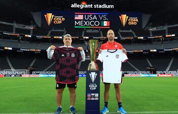 Gerardo Martino y Gregg Berhalter, los entrenadores de México y Estados Unidos, previo a la final de la Copa Oro 2021.