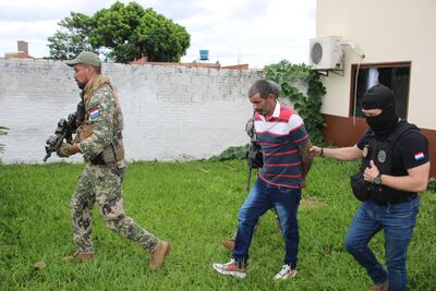 Agentes de la Senad trasladan al detenido hasta su base regional en Salto del Guairá, tras ser capturado.
