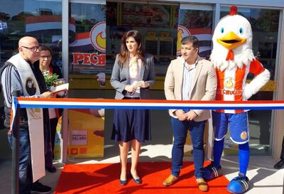 El párroco Wiliam Gerding bendice el nuevo local en compañía de Blanca Ceuppens Talavera y el intendente Santiago Aguilera.