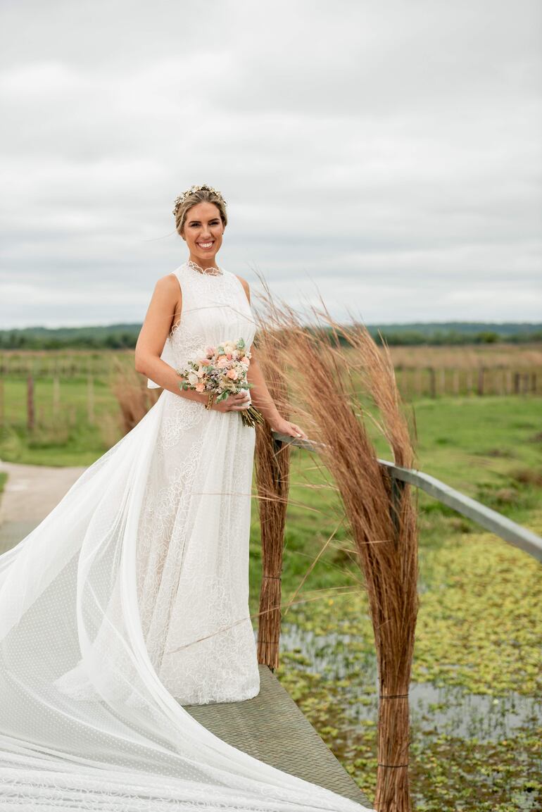 Hermosa lució María del Mar con un vestido de diseñadora Florencia Soerensen, quien interpretó a la perfección la onda boho chic de la novia.