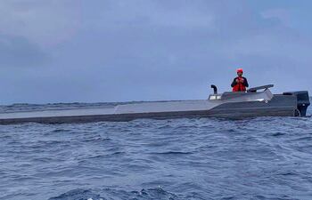 Las autoridades colombianas incautaron un semisumergible de 30 metros de largo por tres de ancho, el de mayor dimensión que ha sido decomisado en el país navegando con alcaloides, en una operación ejecutada en el Pacífico, informó este viernes la Armada.