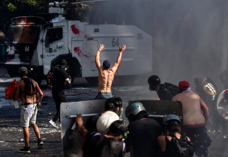 Manifestantes se enfrentan a la policía durante una manifestación en Santiago, Chile, el pasado domingo.