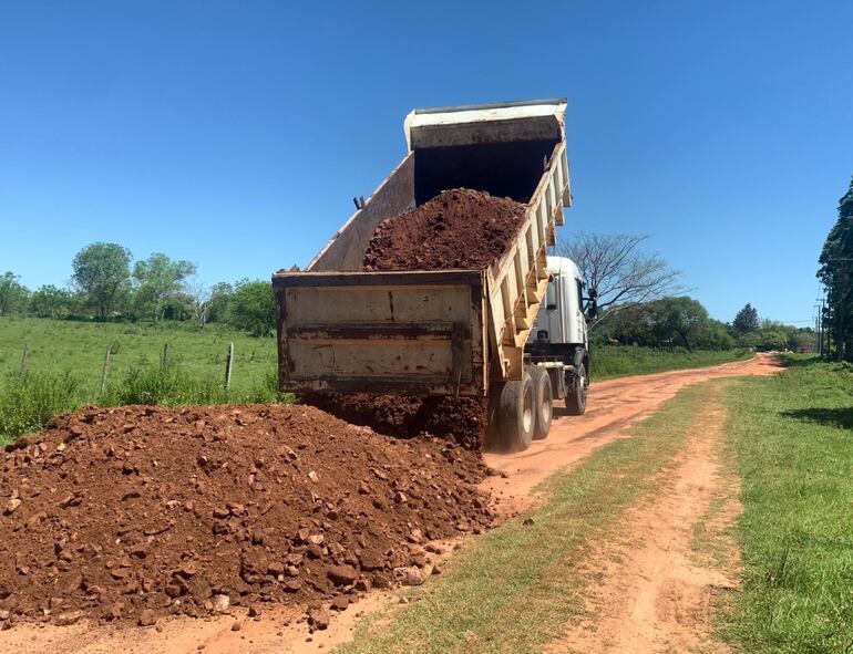 Reparación del camino vecinal de la compañía Santa Catalina del distrito de Carayaó, comunidad que hoy está de aniversario.