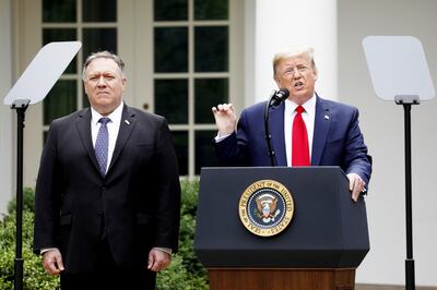 El presidente de EE.UU., Donald J. Trump (d), durante la conferencia de prensa, ayer, junto al secretario de Estado, Mike Pompeo (i); durante la cual anunciaron la salida de Estados Unidos del organismo de salud de la ONU.
