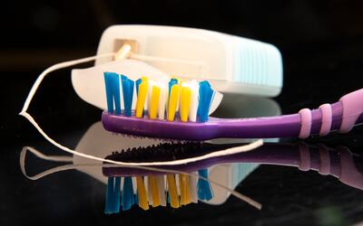 El correcto cepillado de los dientes y el uso del hilo dental son la base para prevenir caries.