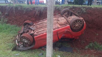 El vehículo quedó con importantes daños materiales tras el vuelco.