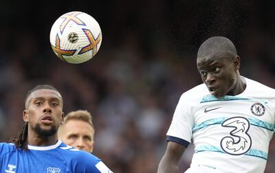 El francés N'Golo Kante (d), del Chelsea, cabecea el balón ante Alexander Iwobi, del Everton, durante el partido de la primera fecha de la Liga Premier.
