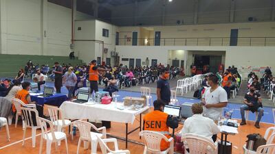 Una masiva concurrencia se apostó este miércoles en la Secretaría Nacional de Deportes para recibir la primera dosis anticovid.