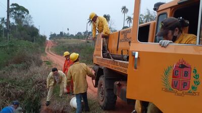 Recarga manual del camión hidrante de los bomberos de San Juan Nepomuceno desde un cauce hídrico debido a la falta de agua potable.