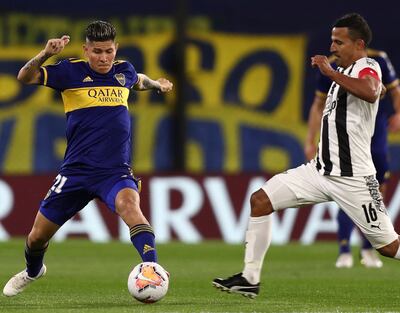 Anteanoche en La Bombonera, Sergio Aquino sale a la caza de la pelota ante el mediocampista colombiano de Boca, Jourman Campuzano. “Patito” marca números en la Copa Libertadores.