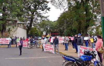 Pobladores de Ñemby se manifestaron ayer frente a la Municipalidad para exigir la intervención del órgano de gobierno local.