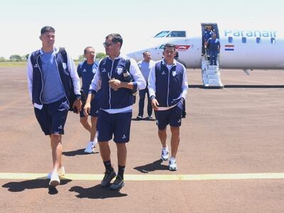 Los jugadores de Sportivo Ameliano después de aterrizar en el aeropuerto de Capitán Miranda.