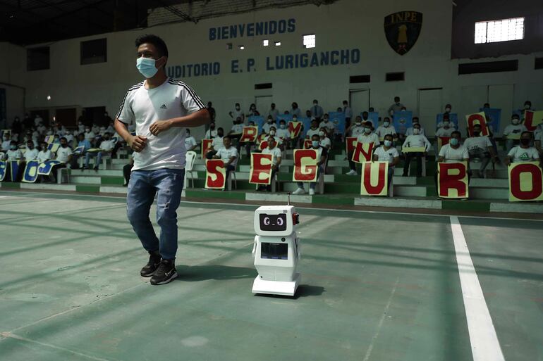 Un recluso participa en una actividad junto al robot 'Jovam', el 16 de marzo de 2022, en la cárcel de Lurigancho, en Lima (Perú). 