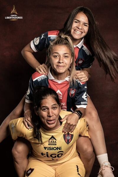 Integrantes del equipo de Cerro Porteño, la arquera Gloria Saleb, soporta el peso de Verónica Kurtz  y Magalí Brizuela.