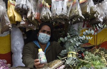 Vendedoras del Mercado 4 afirman que cada vez se torna más difícil conseguir determinados remedios naturales.