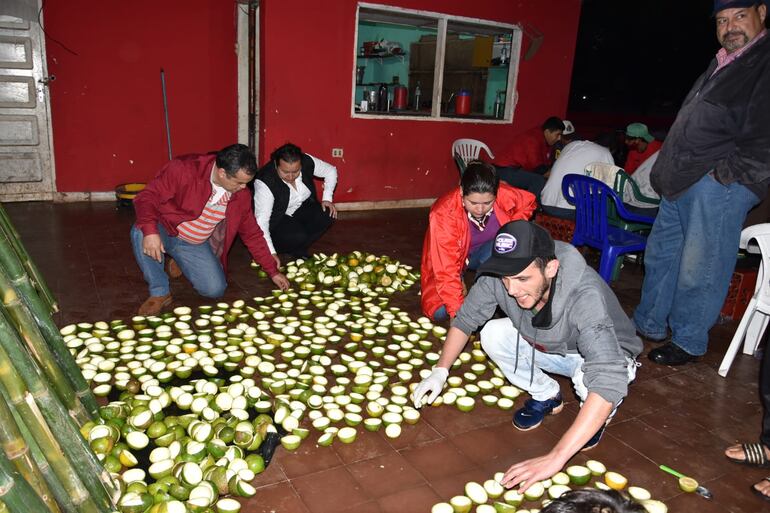 Preparativos para las luminarias con apepu y antorchas para iluminar el paso de la Dolorosa en San Ignacio.